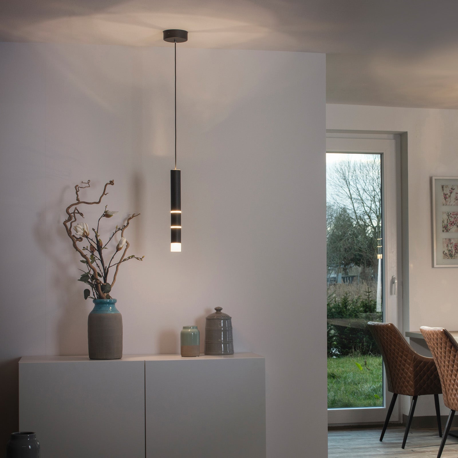 LED pendellampe Vega sylindrisk svart Ø5 cm 3000K montert i rom