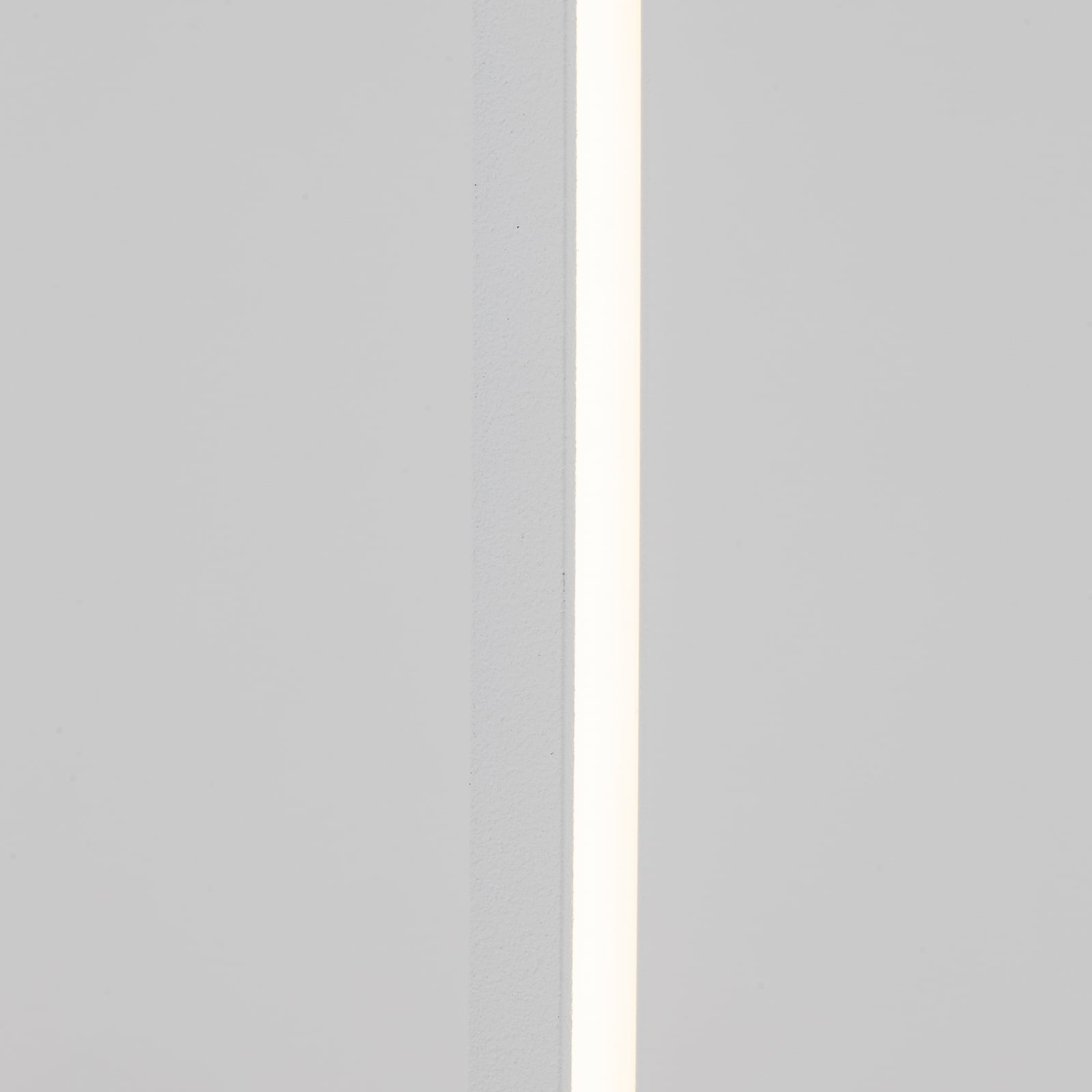 LED pendellampe VERTIC hvit aluminium med slankt design