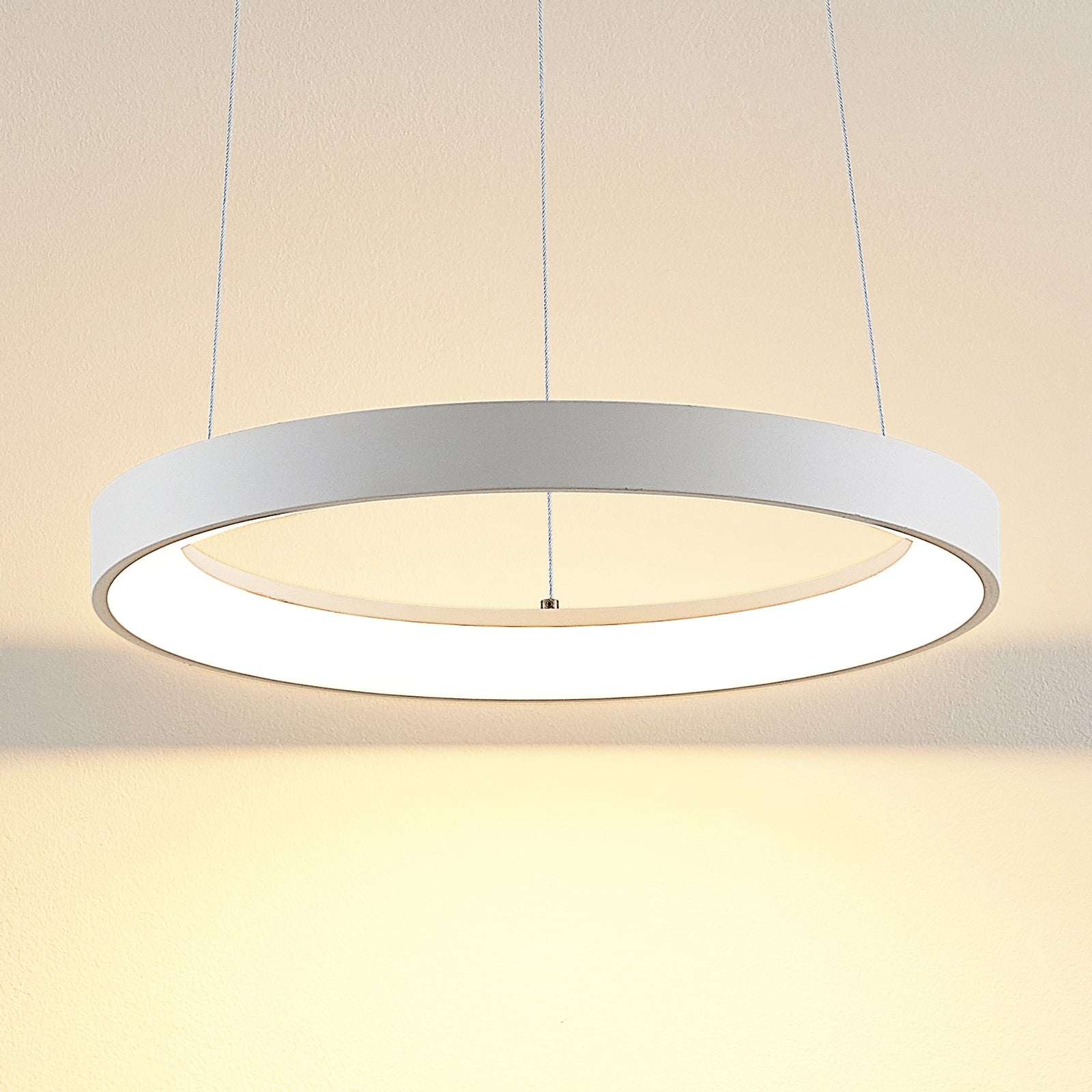 led pendellampe vivy dimbar hvit metall montert i rom