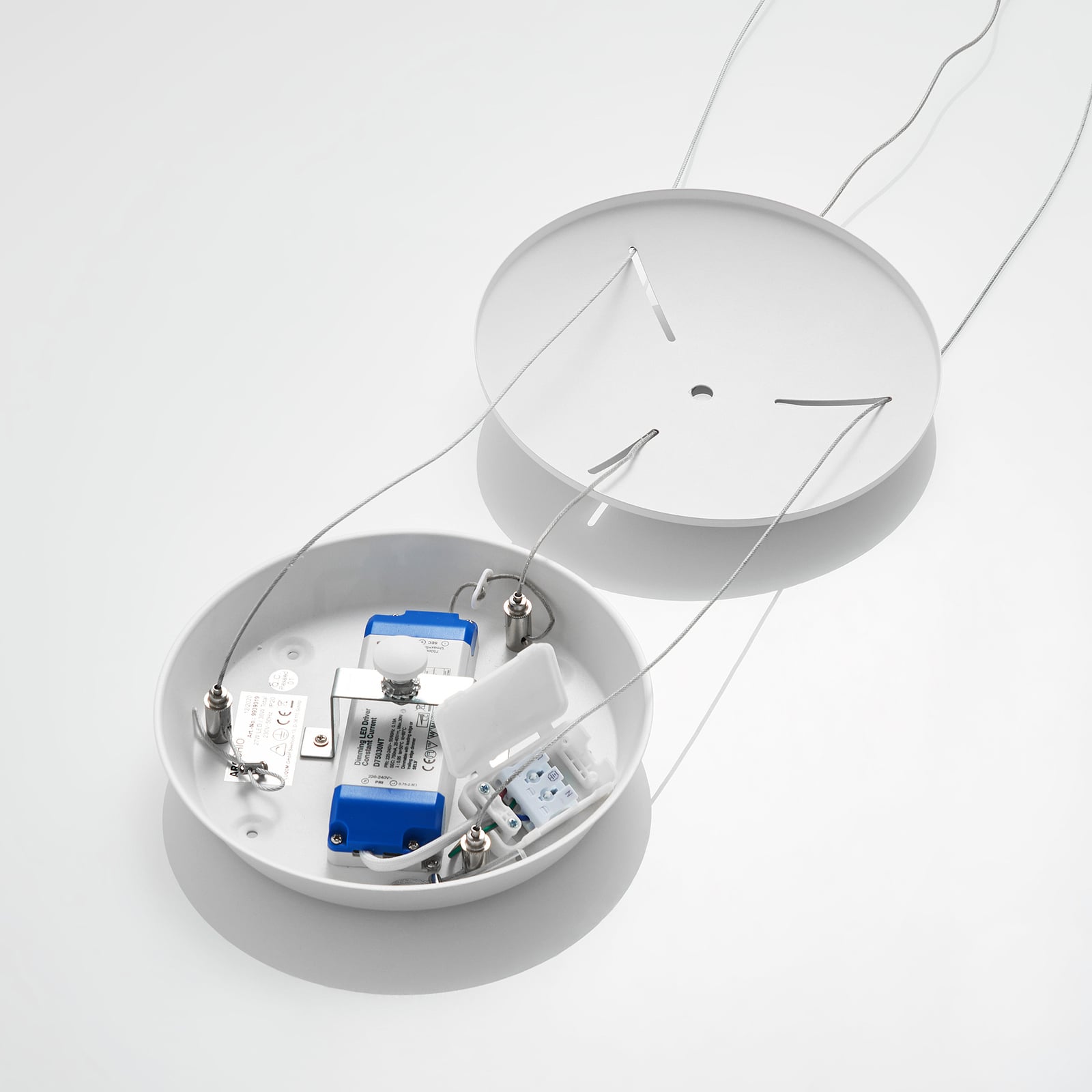 led pendellampe vivy dimbar hvit metall oppheng
