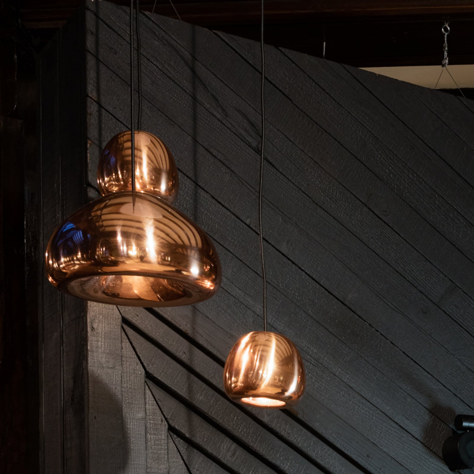 Montert LED pendellampe Void mini dimbar kobber i stue