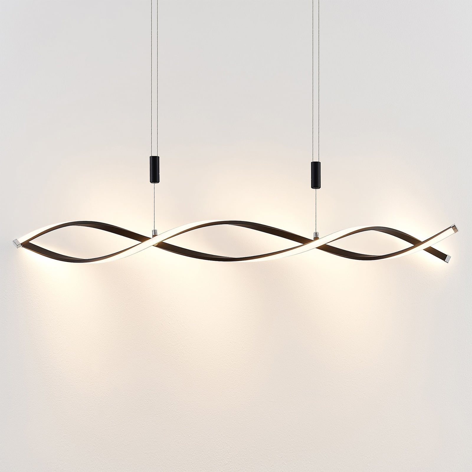 LED pendellampe Welina montert over spisebord