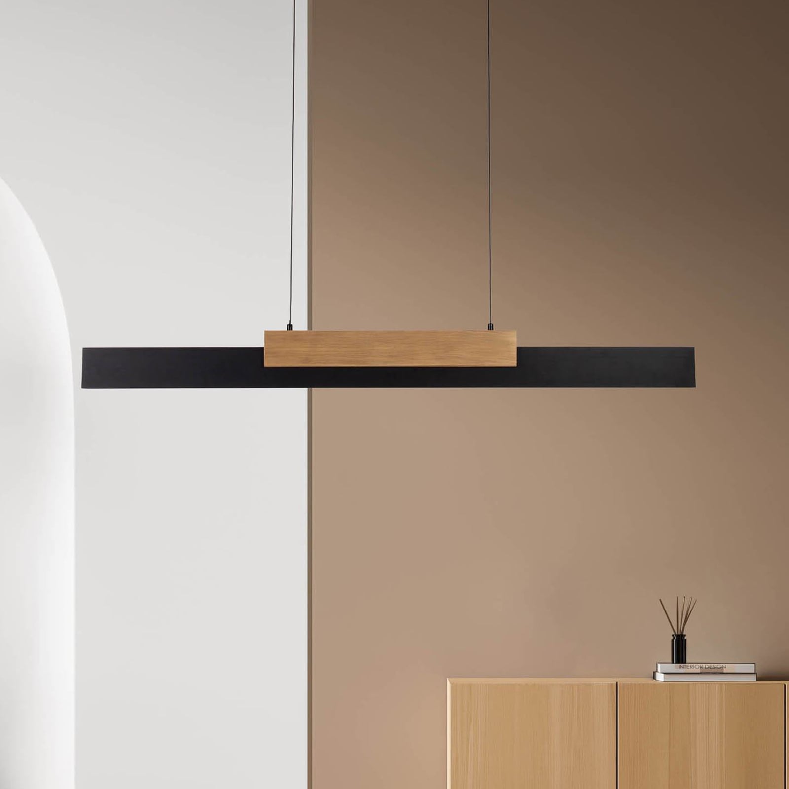 LED pendellampe Wiebke svart med tredetalj forfra