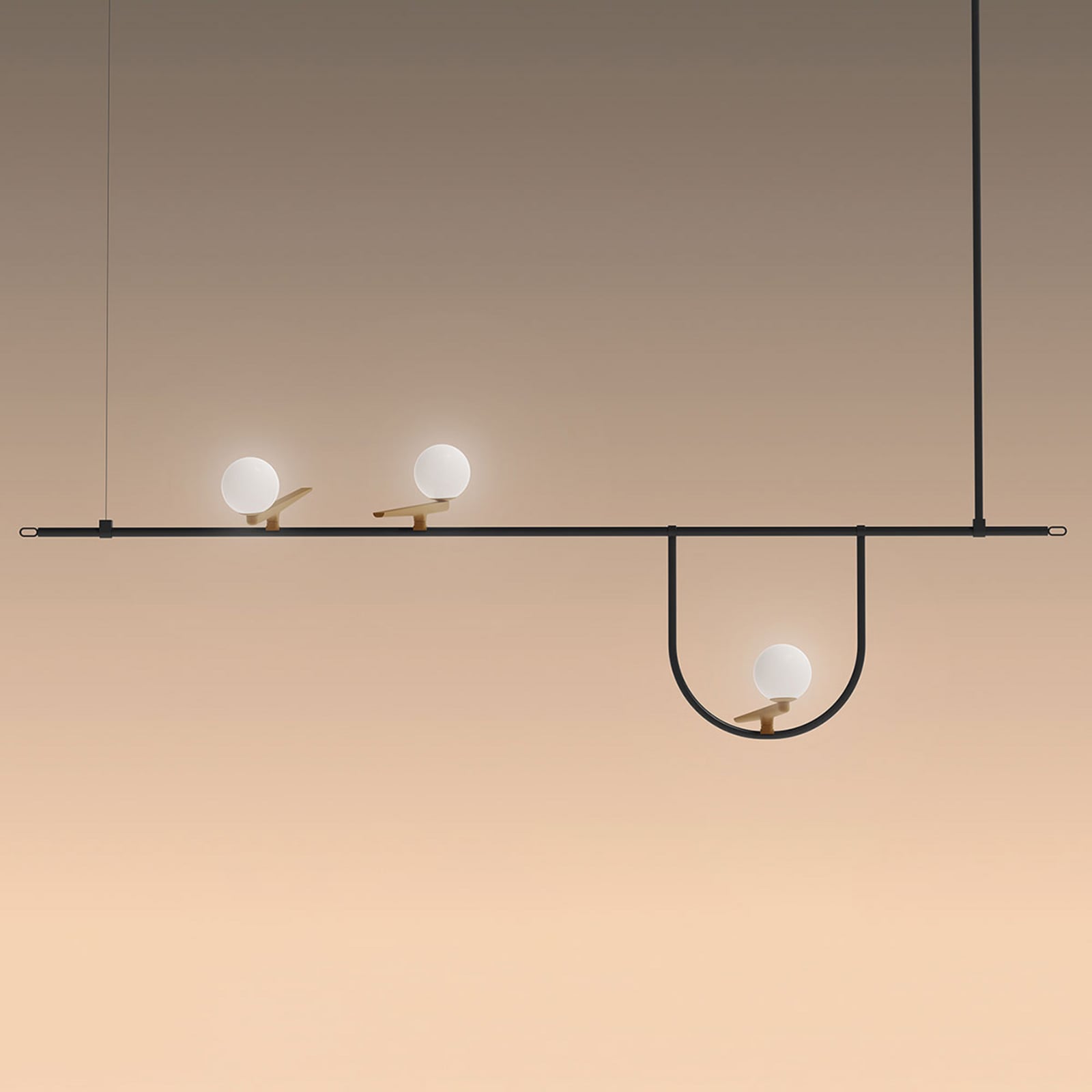 LED pendellampe Yanzi 1 3-lys messing/svart montert i rom