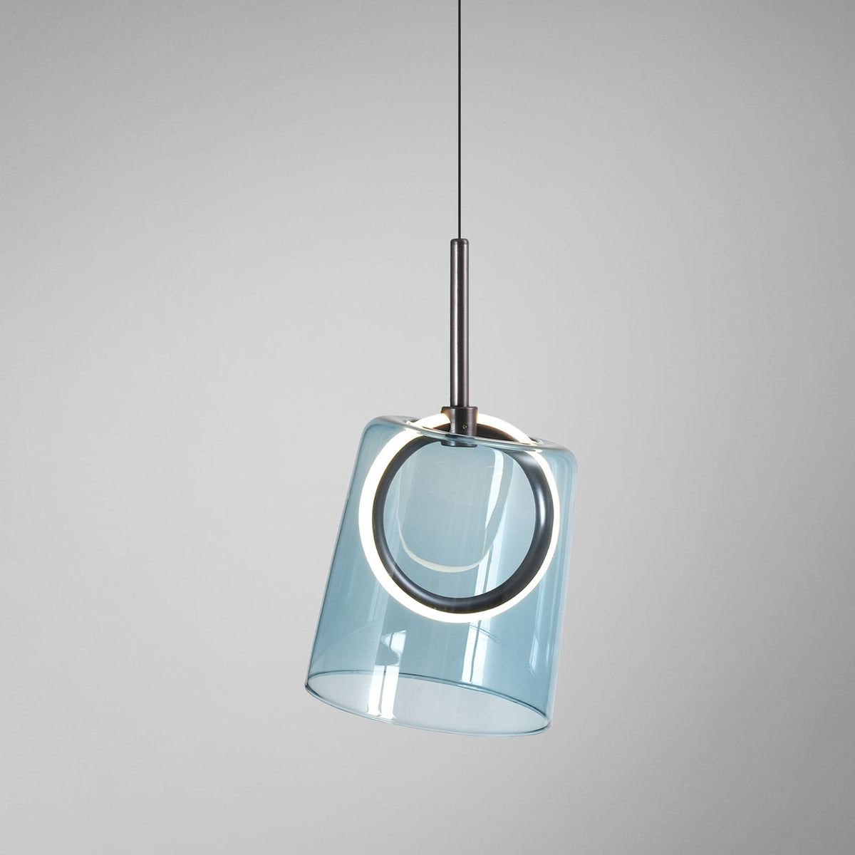 Nærbilde av blått glass på LED pendellampe Zula