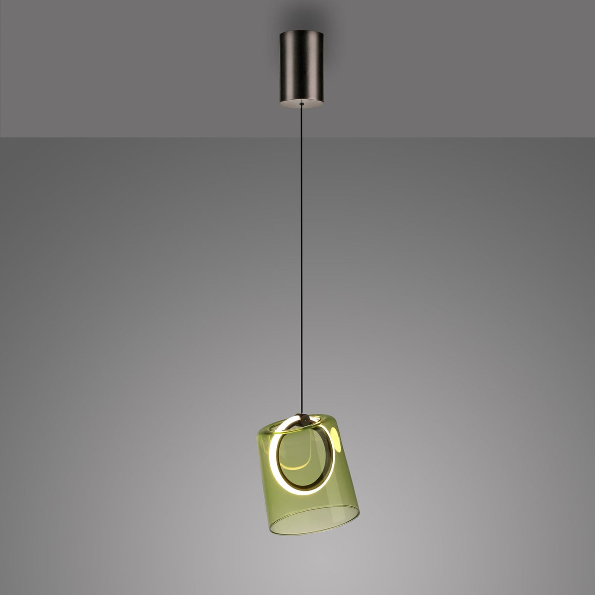 LED pendellampe Zula grønn glass montert i rom