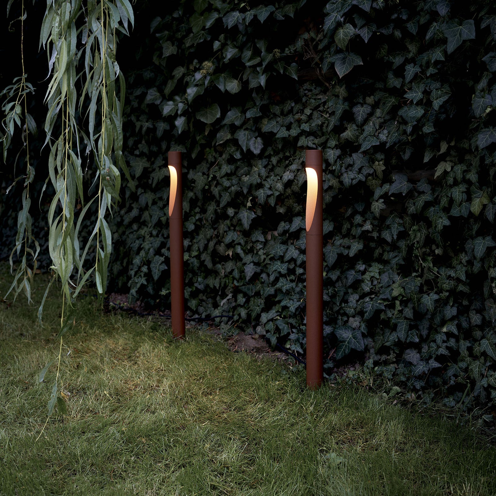 Montert LED pullertlys Flindt corten 70 cm 24V IP44 Louis Poulsen i uteområde