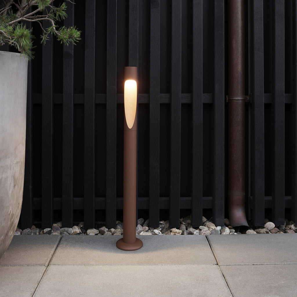 LED pullertlys Flindt corten 70 cm 24V IP44 Louis Poulsen i mørke