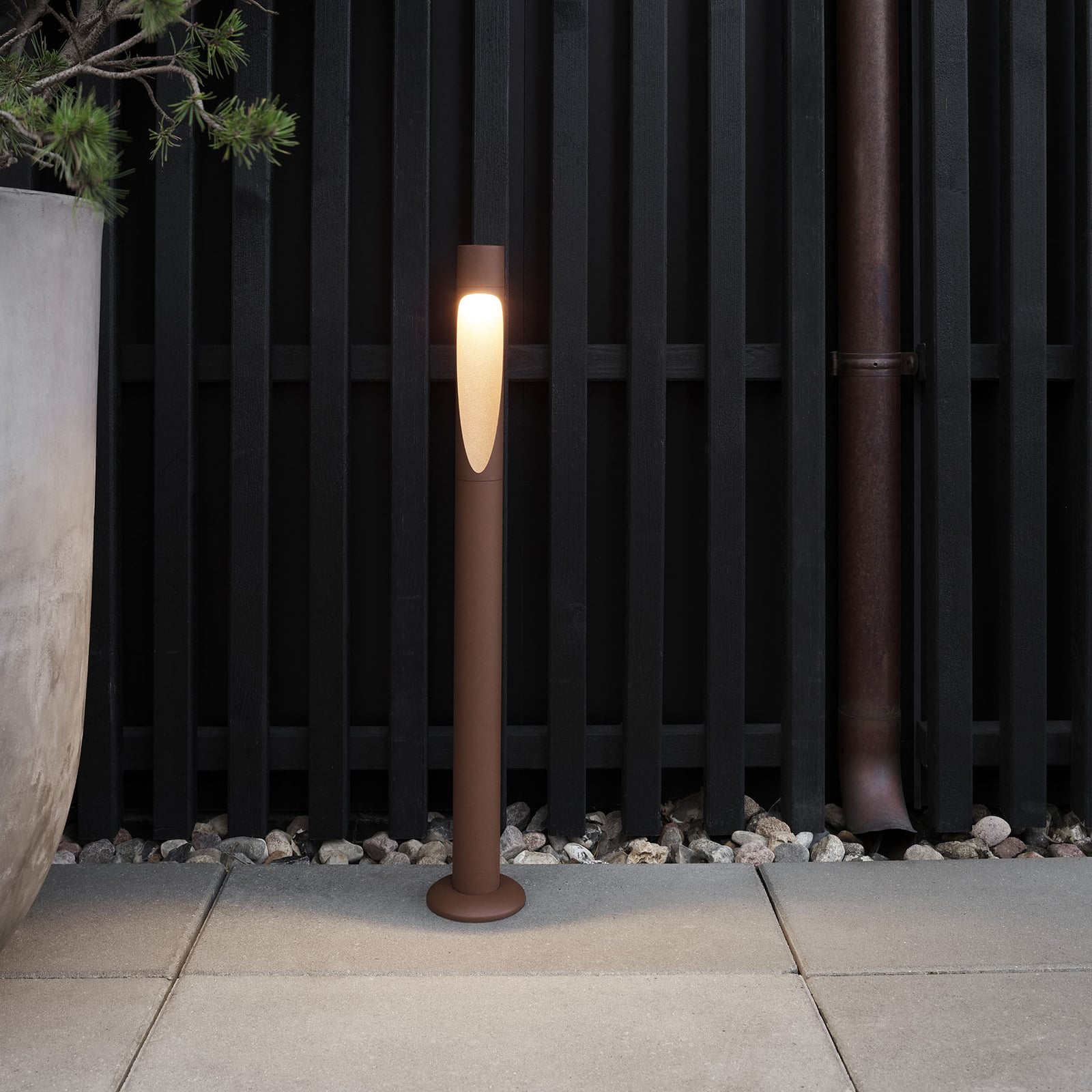 LED pullertlys Flindt corten 70 cm 24V IP44 Louis Poulsen i mørke
