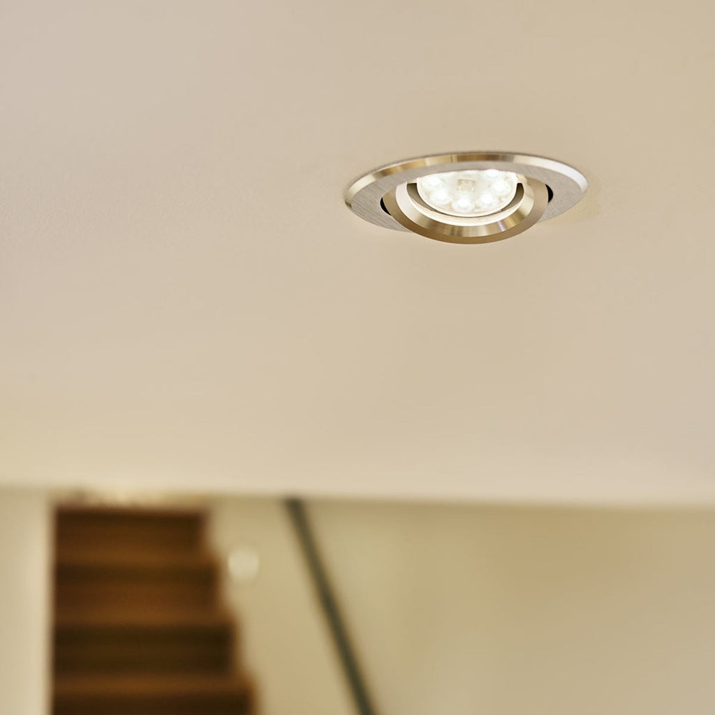 LED-reflektor GU10 PAR16 4,6W 2700K varmhvit klar Philips bakside