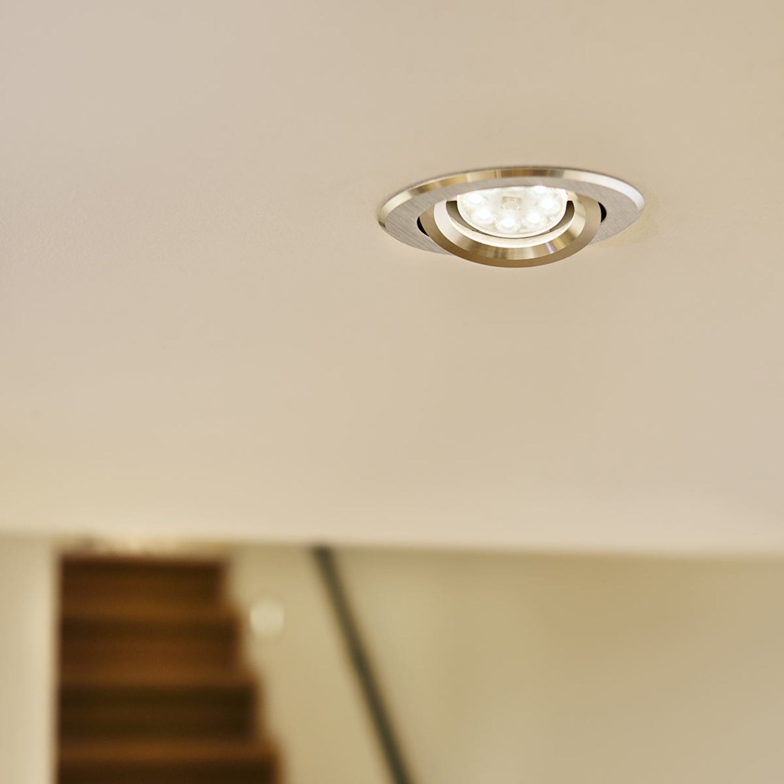 LED-reflektor GU10 PAR16 4,6W 2700K varmhvit klar Philips bakside