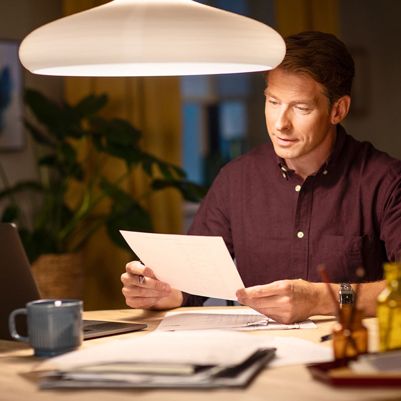 LED-reflektorpære E27 R63 4,5W 2700K 36° dimbar Philips i bruk