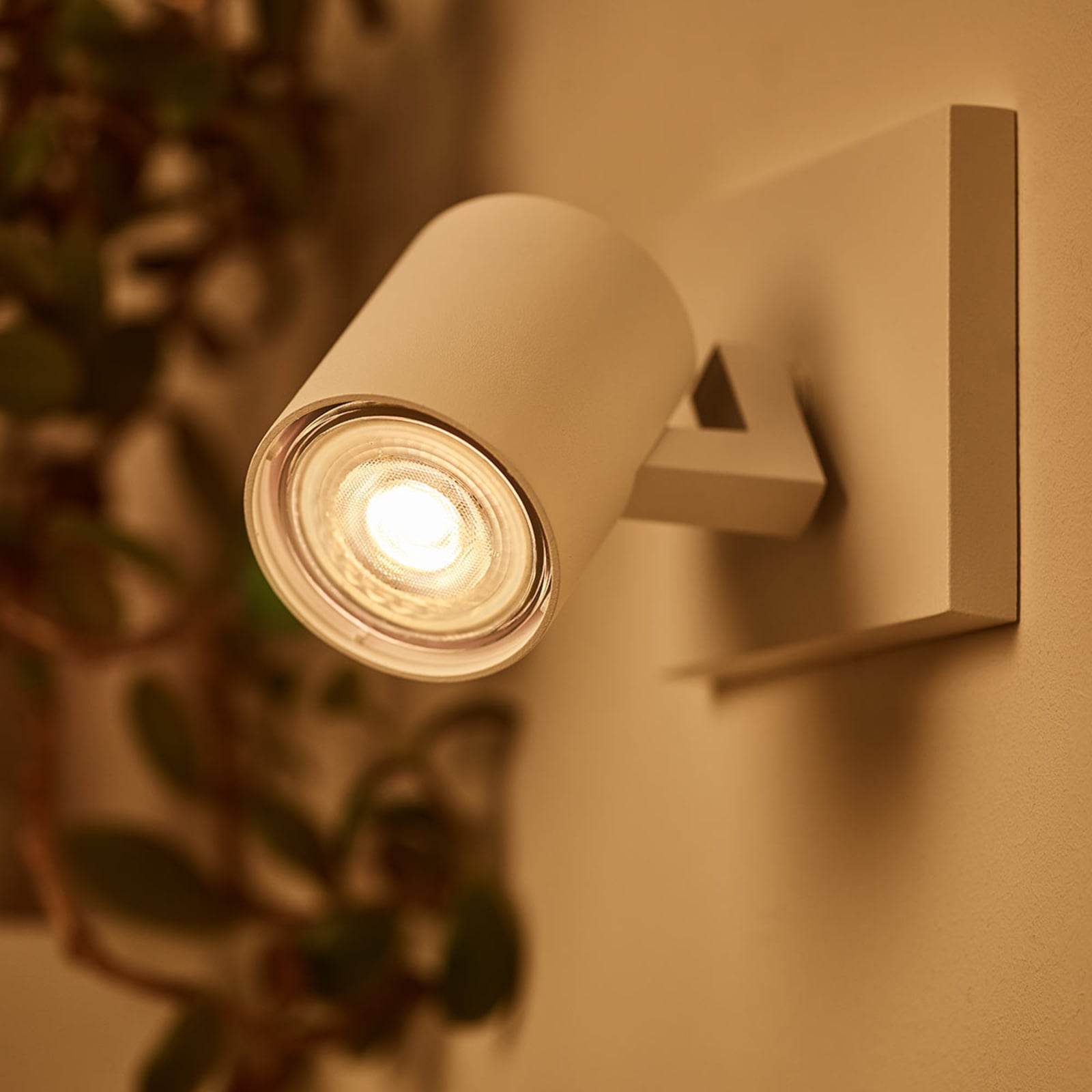 LED reflektorpære GU10 2,6W dimbar WarmGlow 2700K - Philips i bruk