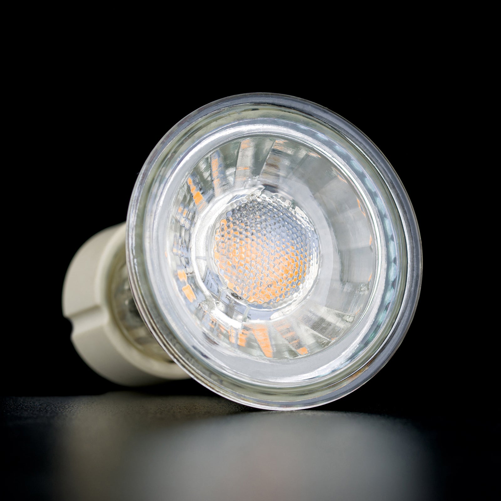 Montert LED-reflektorpære GU10 5W 3000K dimbar klar glass Ra95 i lampe