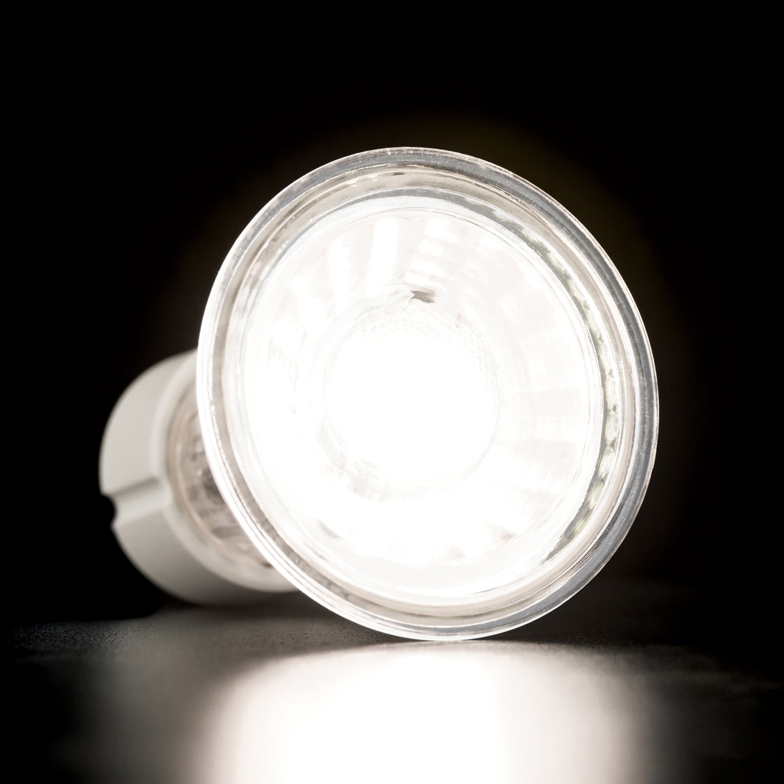 Nærbilde av LED-reflektorpære GU10 5W 3000K dimbar klar glass Ra95
