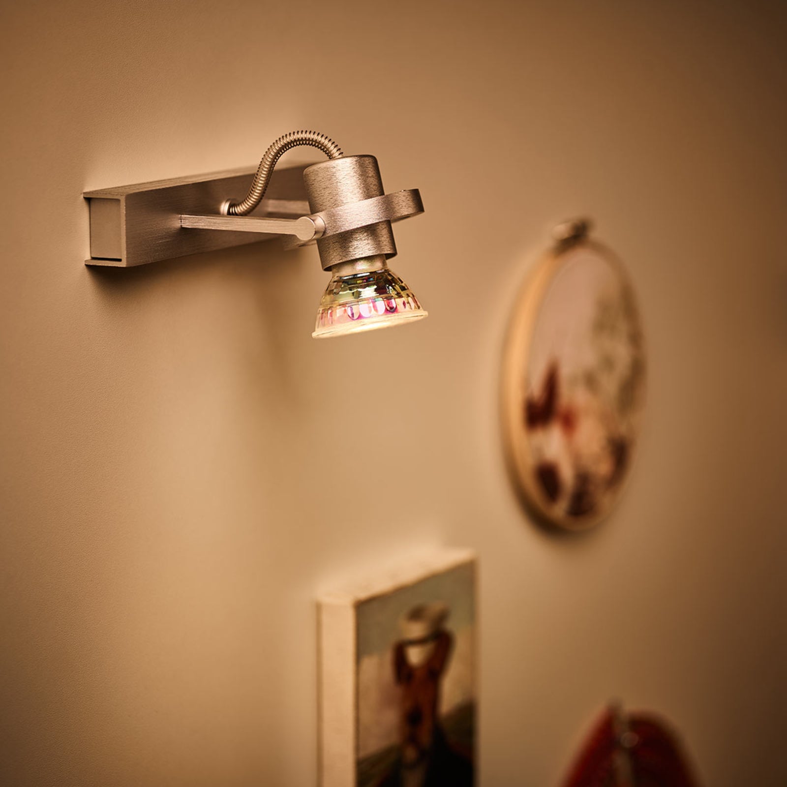 LED reflektorpære GU10 6,2W dimbar WarmGlow 2700K Philips montert
