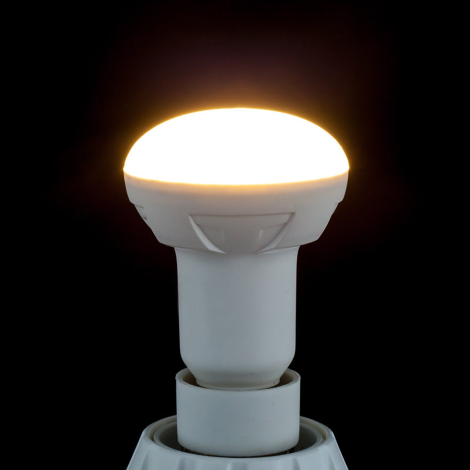 Detalj av LED reflektorpære R50 E14 4,9W 3000K varmhvit