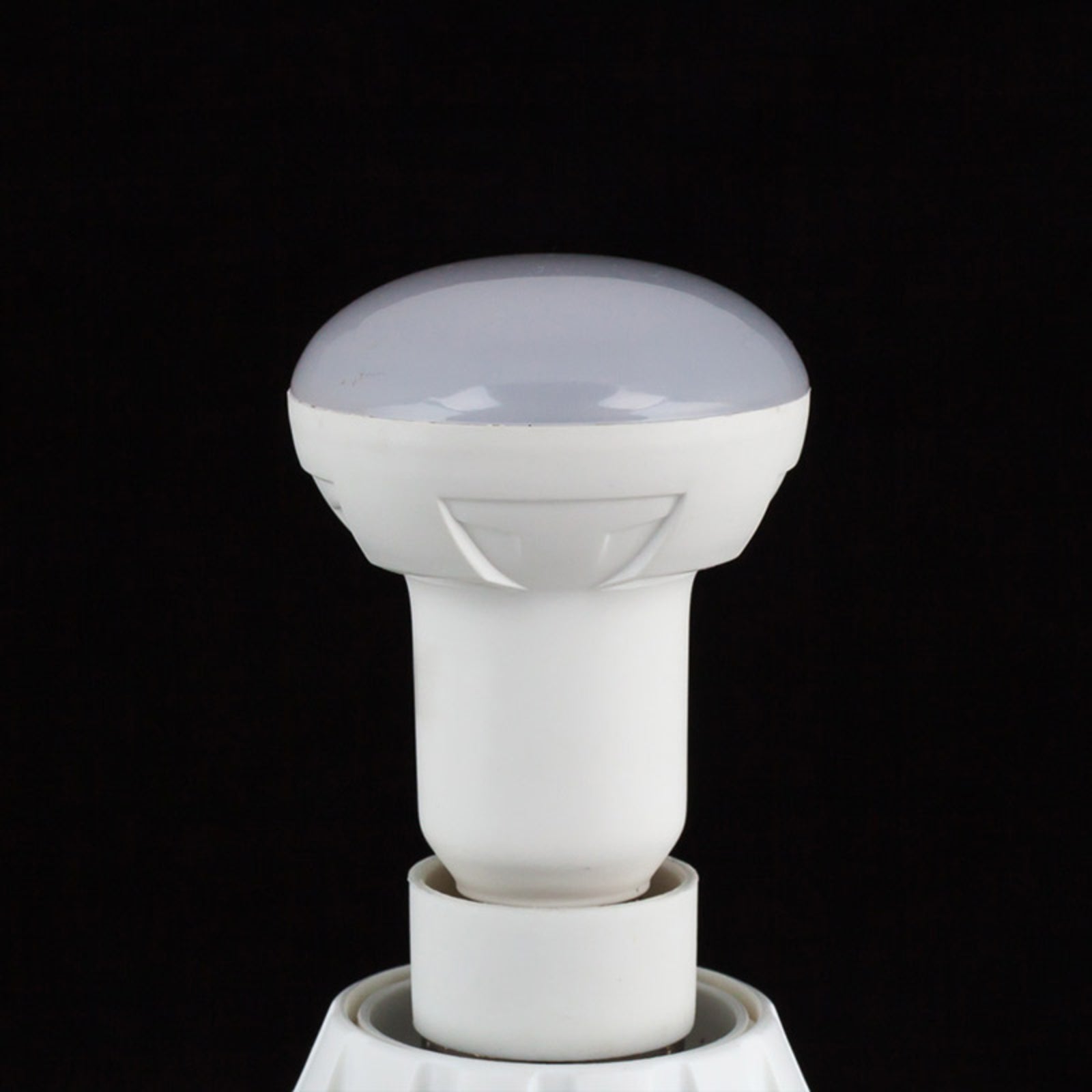 LED reflektorpære R50 E14 4,9W 3000K varmhvit montert i lampe