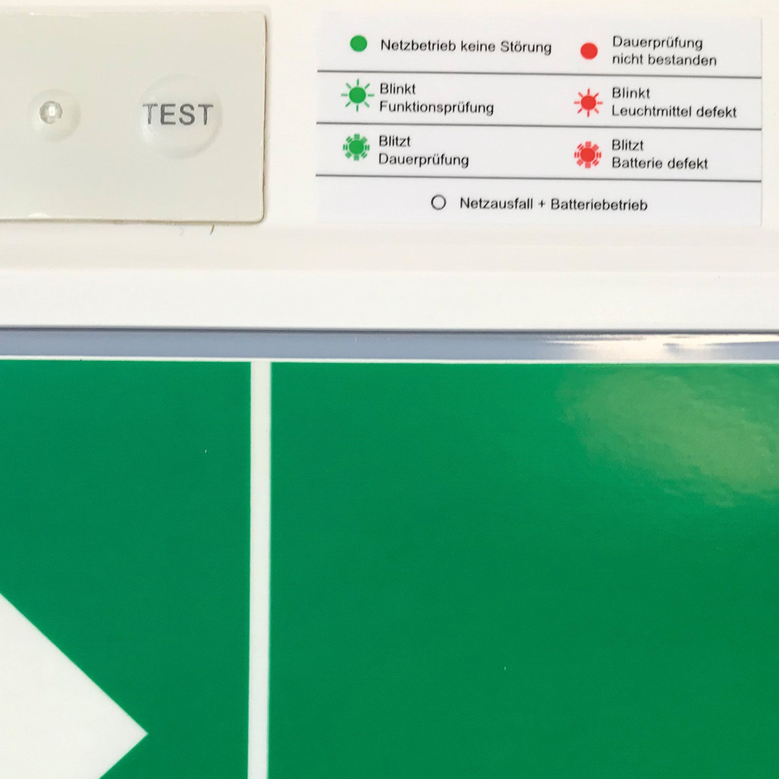 Detalj av LED rømningsskilt C-Lux Standard sentralforsyning IP54 med lys