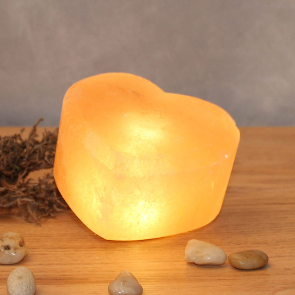 LED saltlampe hjerteformet med USB ravfarget Ø9 cm sett forfra