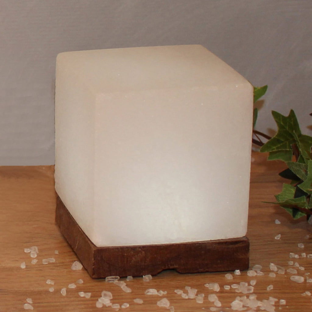 LED saltlampe kubeformet hvit med tresokkel 9 cm forfra