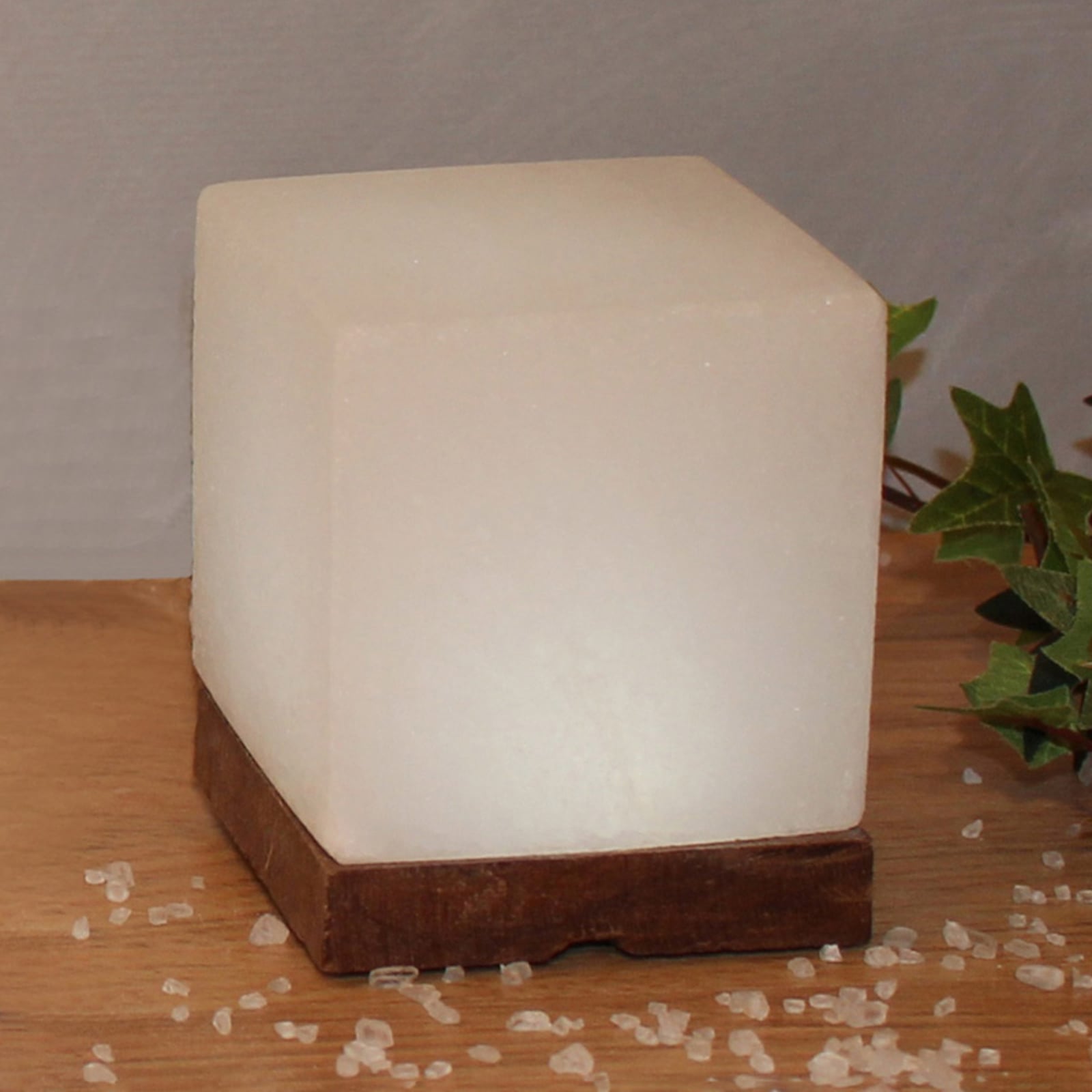 LED saltlampe kubeformet hvit med tresokkel 9 cm forfra