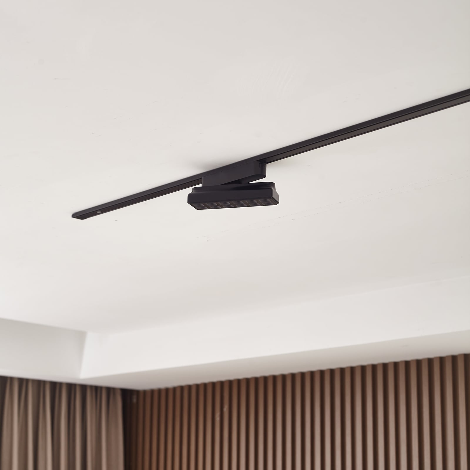 LED-skinnelampe 48V Lumaro svart 10W dimbar CCT detalj