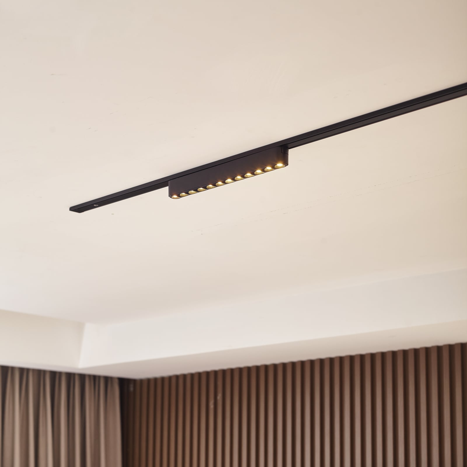 LED-skinnelampe 48V Lumaro svart 12-punkts dimbar CCT bakside