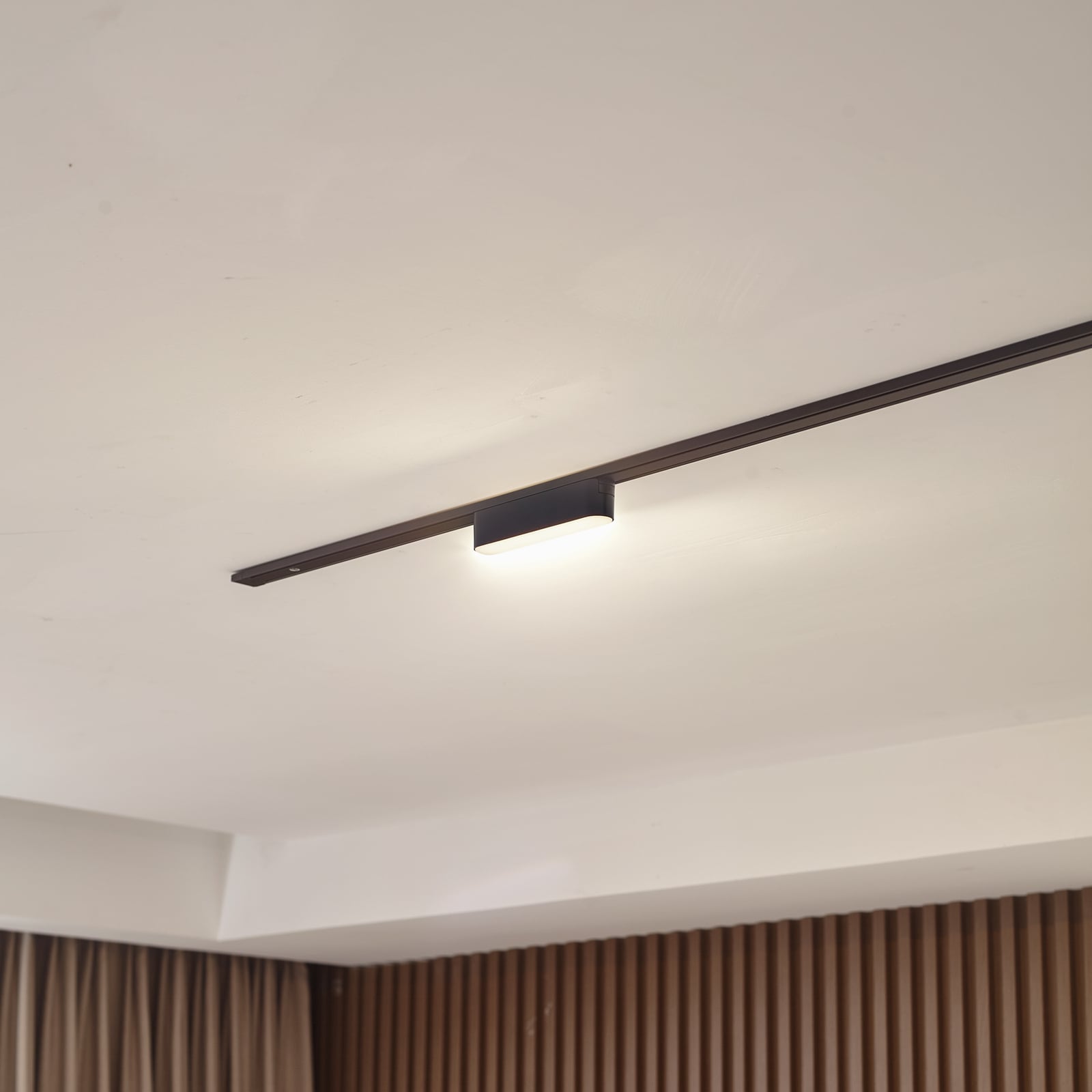 LED-skinnelampe 48V Lumaro svart 5W plast dimbar CCT bakside