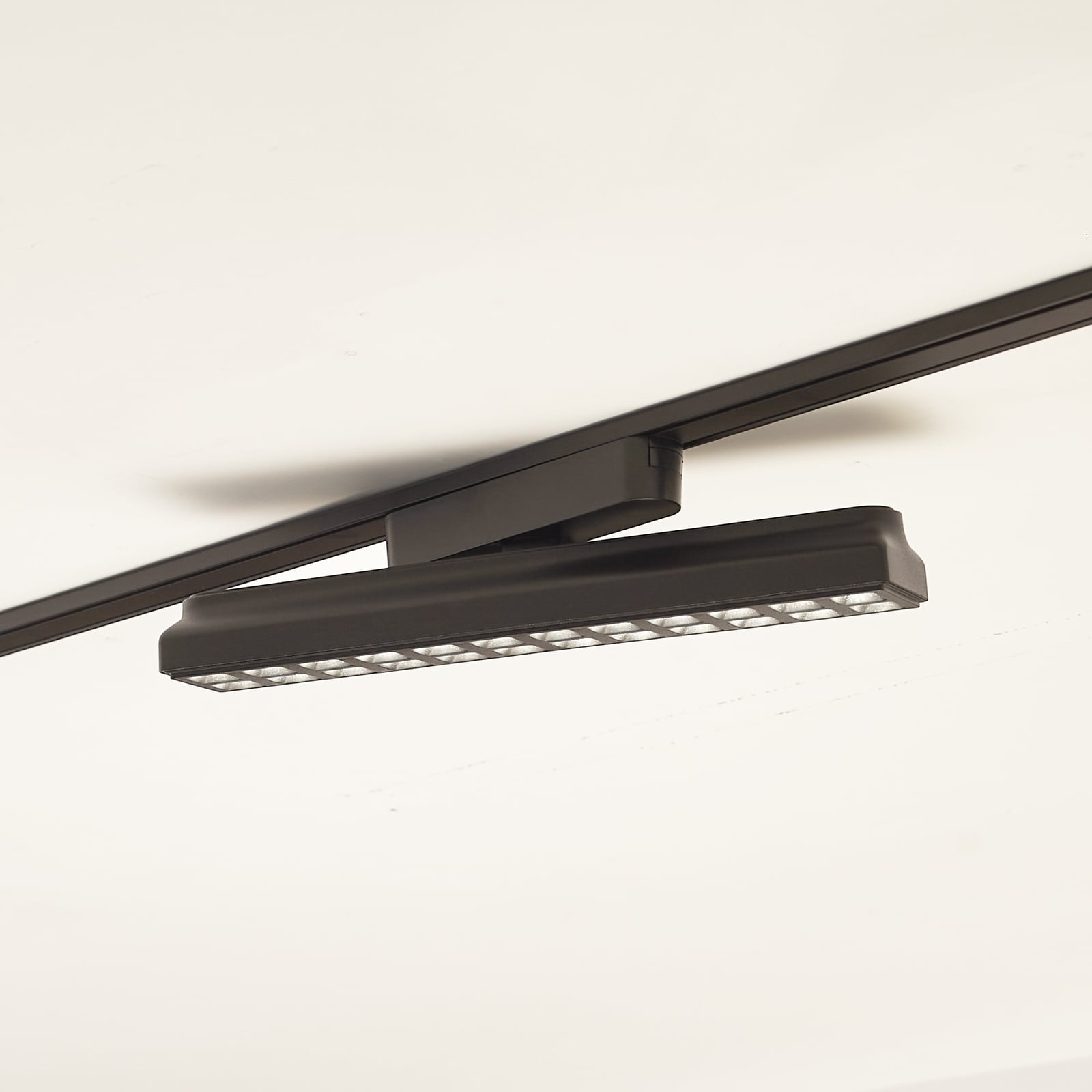 LED-skinnelampe Lumaro 48V dimbar CCT svart 26 cm 20W forfra