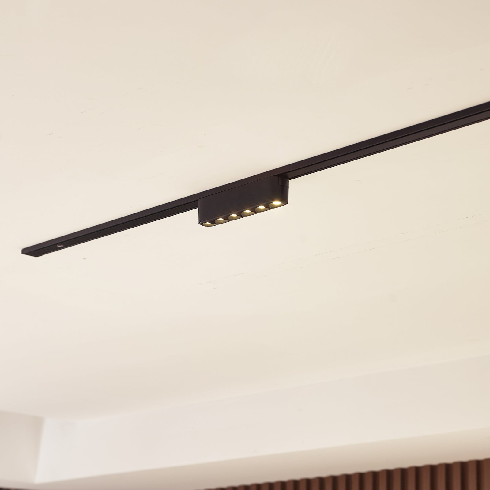LED-skinnelampe Lumaro bakside med monteringsdetaljer