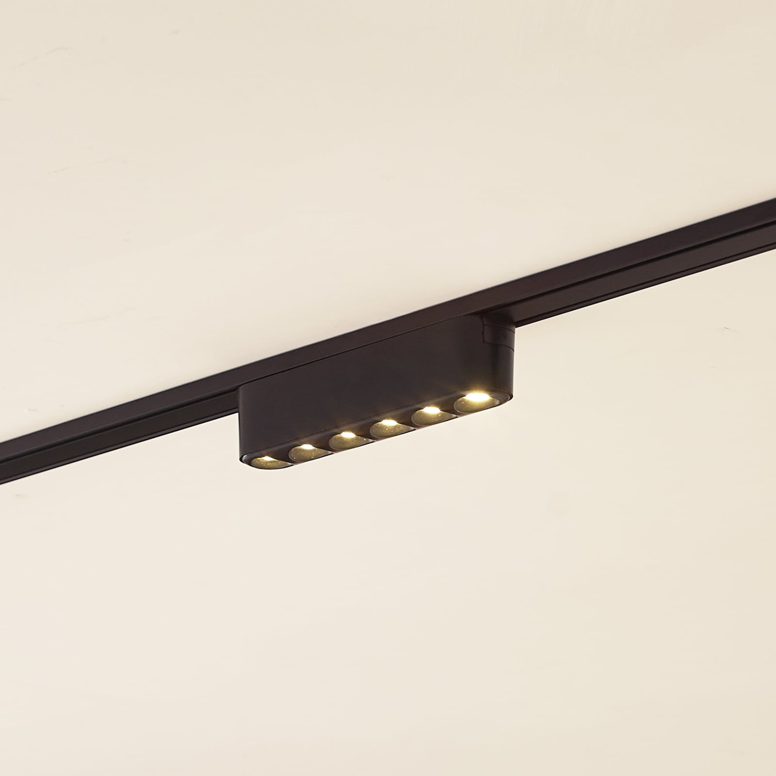 LED-skinnelampe Lumaro 48V dimbar CCT svart forfra