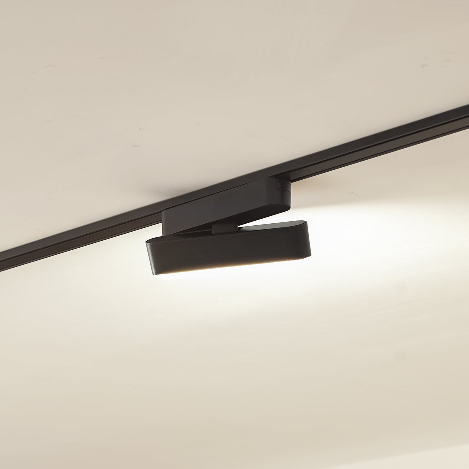 LED-skinnelampe Lumaro 48V svart 5W dimbar CCT dreibar forfra