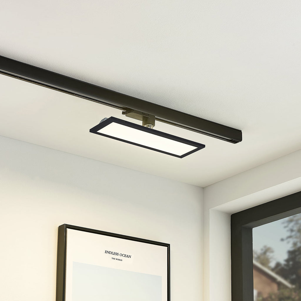 Detalj av LED skinnepanel Hairis svart aluminiumramme
