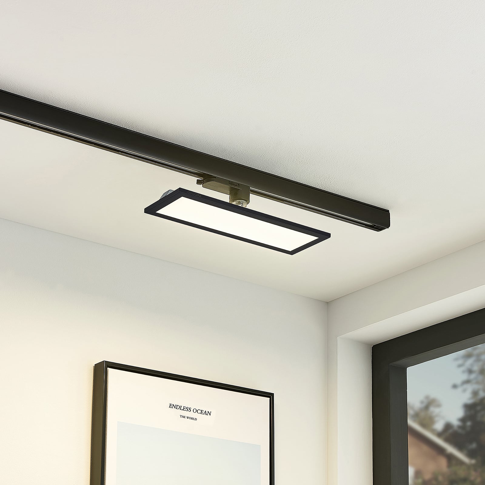 Detalj av LED skinnepanel Hairis svart aluminiumramme