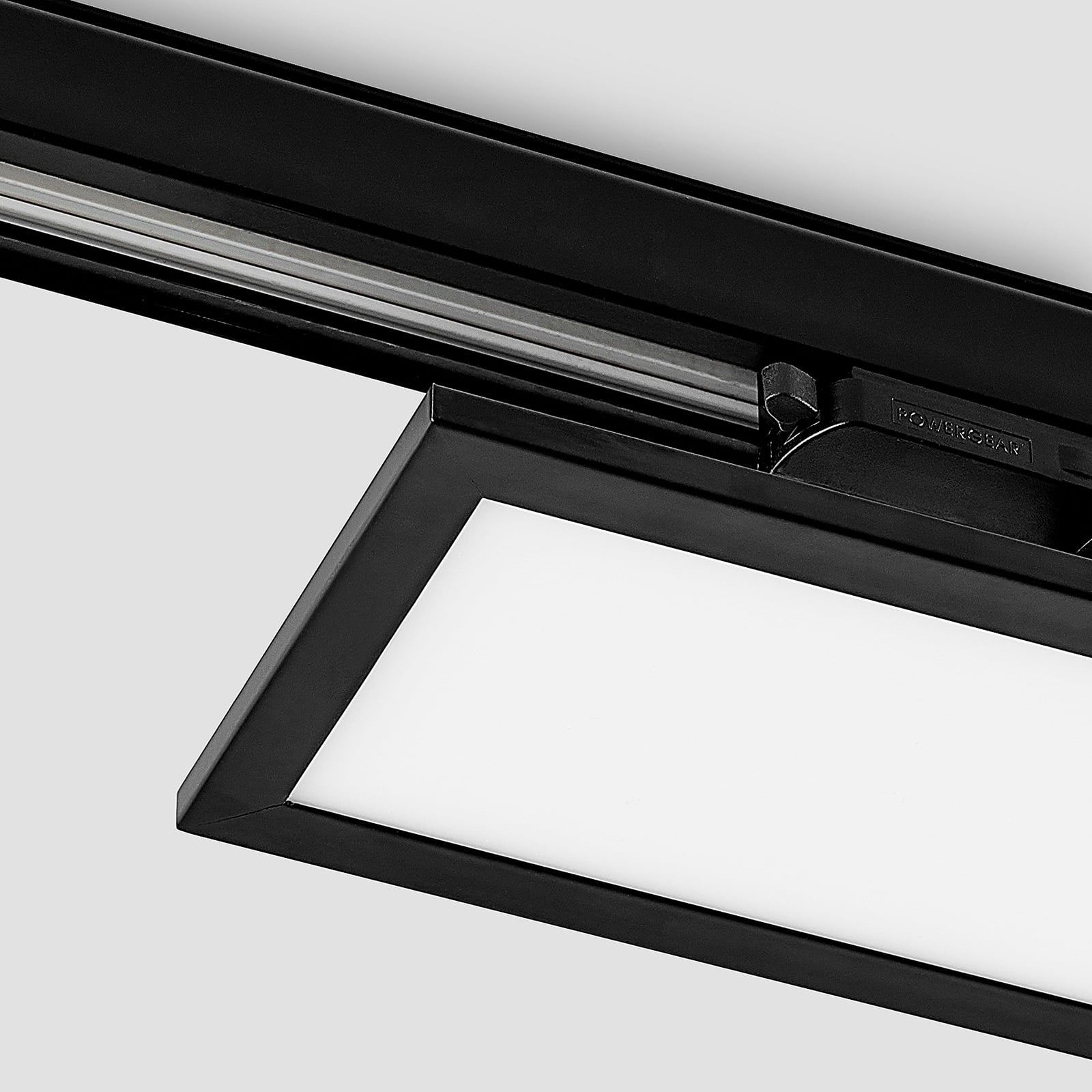 LED skinnepanel Hairis montert på 3-fase strømskinne