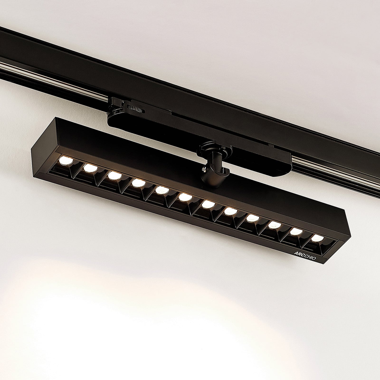 LED-skinnespot Millay svart forfra