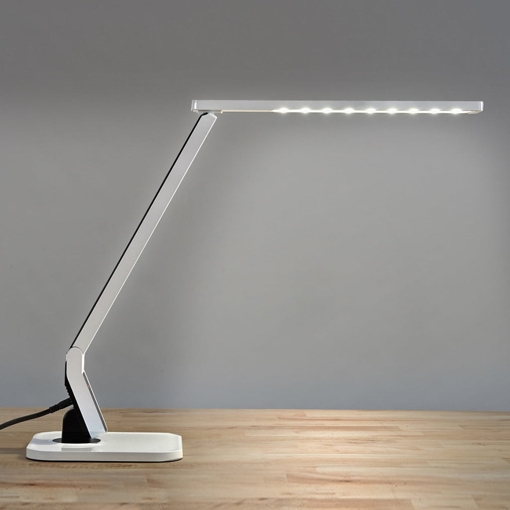 Detalj av touch-kontroll på LED skrivebordslampe Eleni