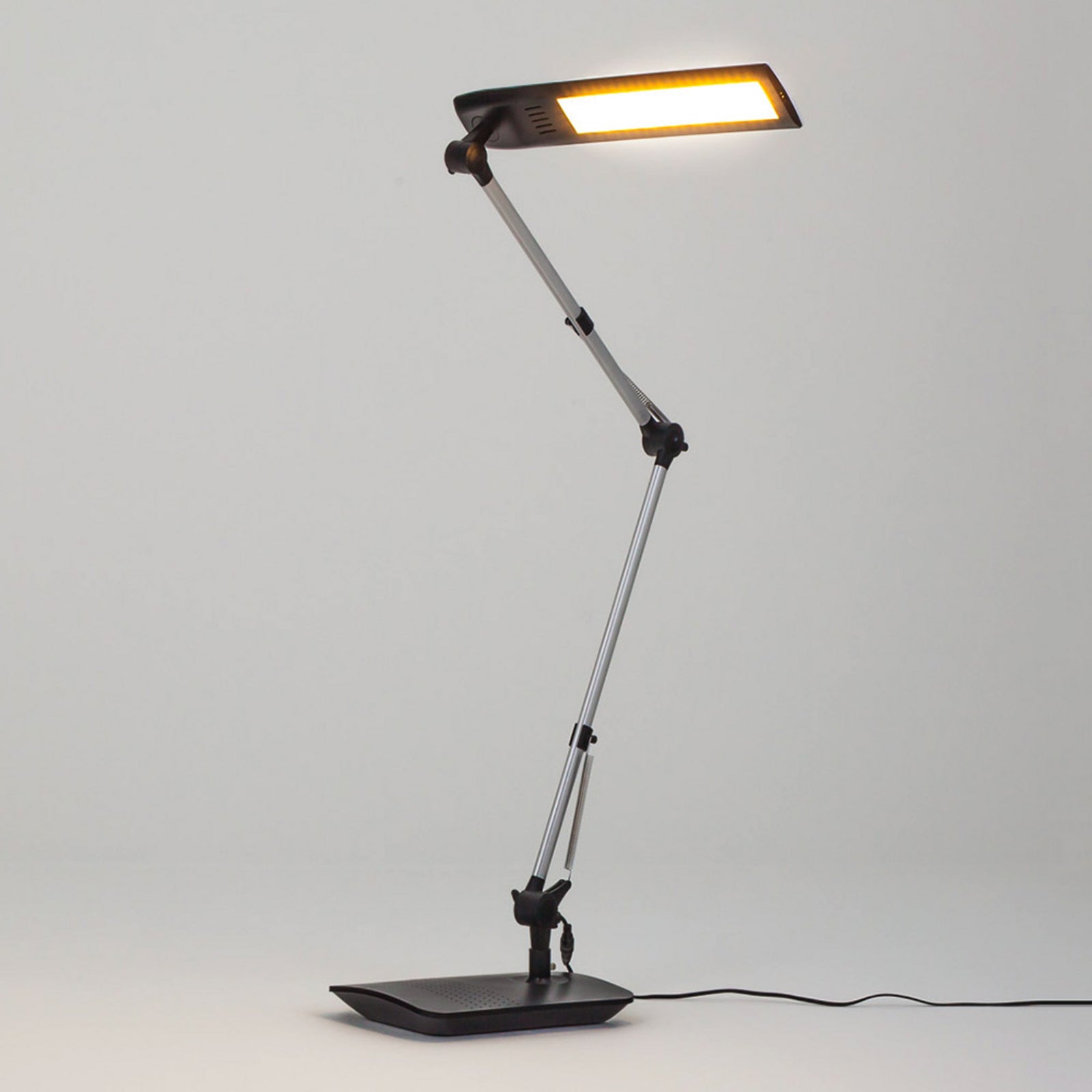 LED skrivebordslampe Felipe svart med klemmefot dimbar montert på bord