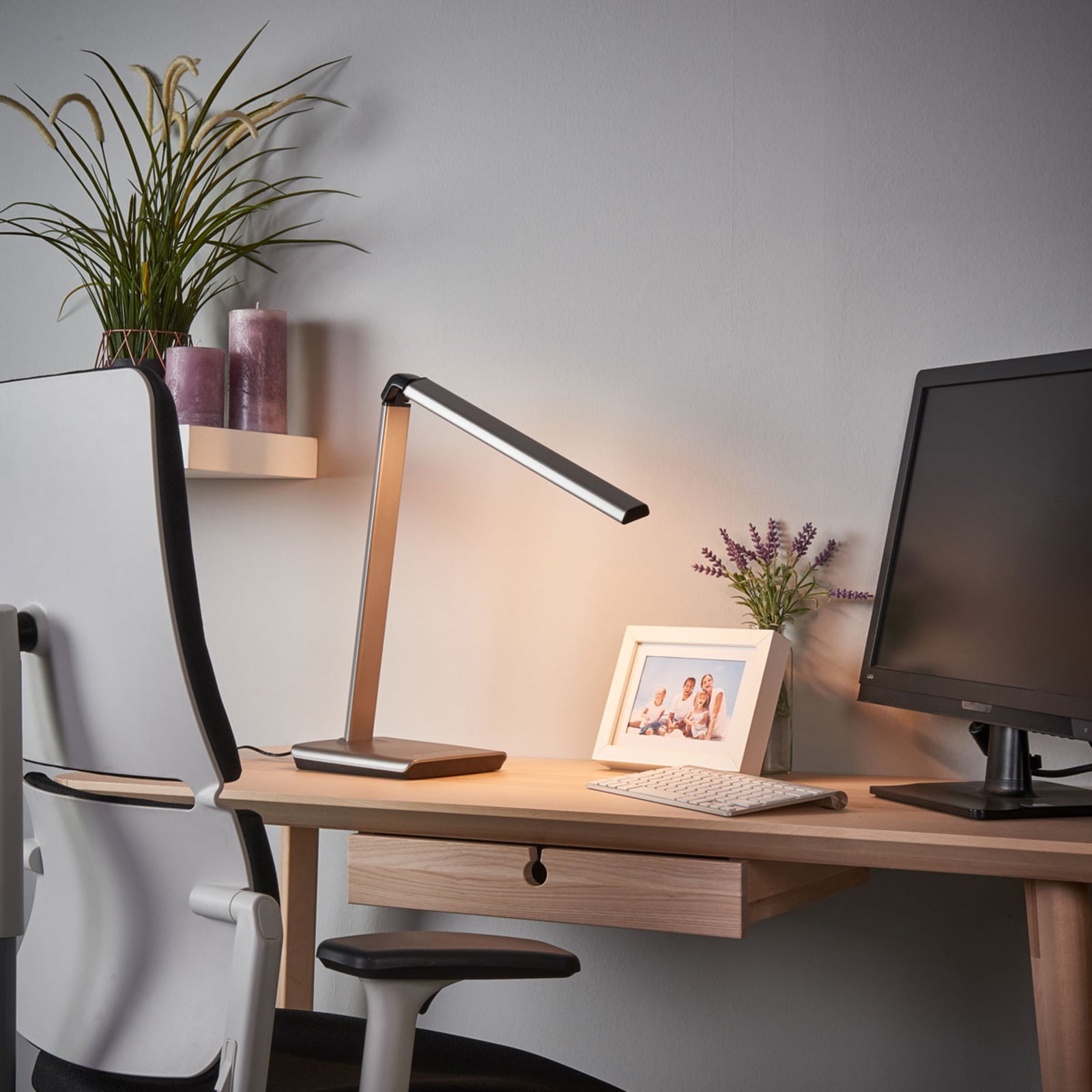 Detalj av LED skrivebordslampe Kuno grå USB berøringsdimmer