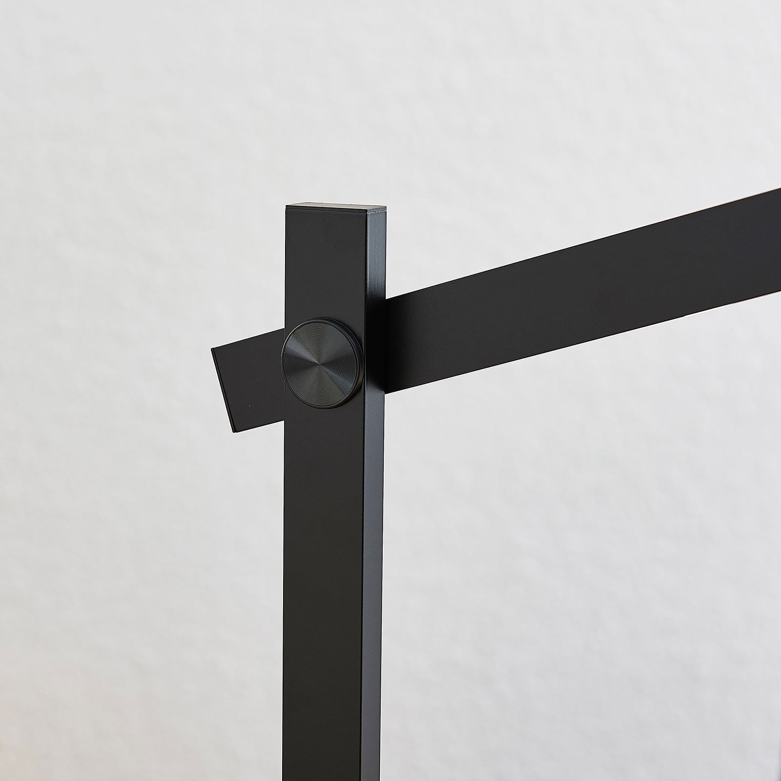 LED skrivebordslampe Loretta svart 43 cm CCT dimbar detalj av fot