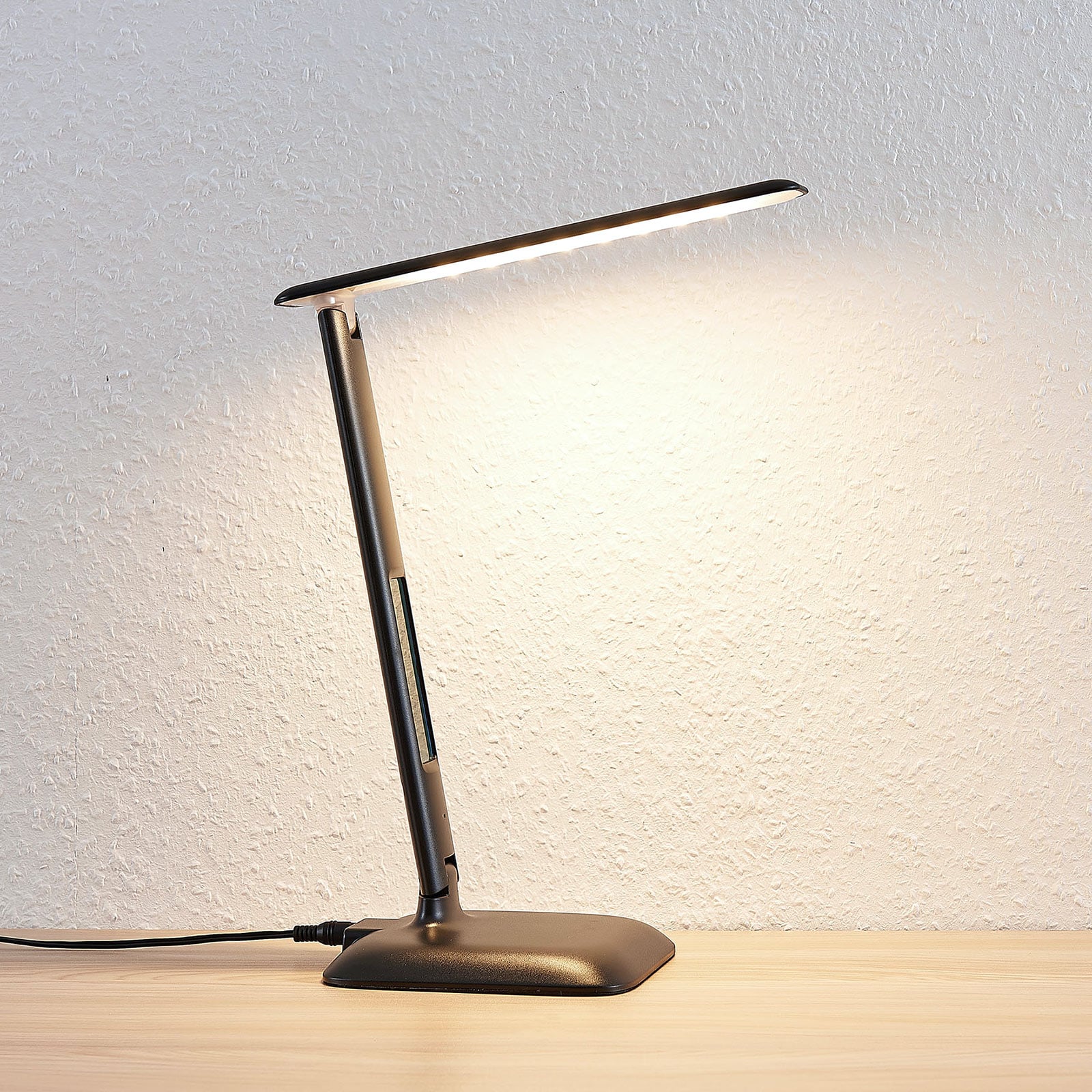 Nærbilde av USB-port på LED skrivebordslampe Ludmilla dimbar med display svart
