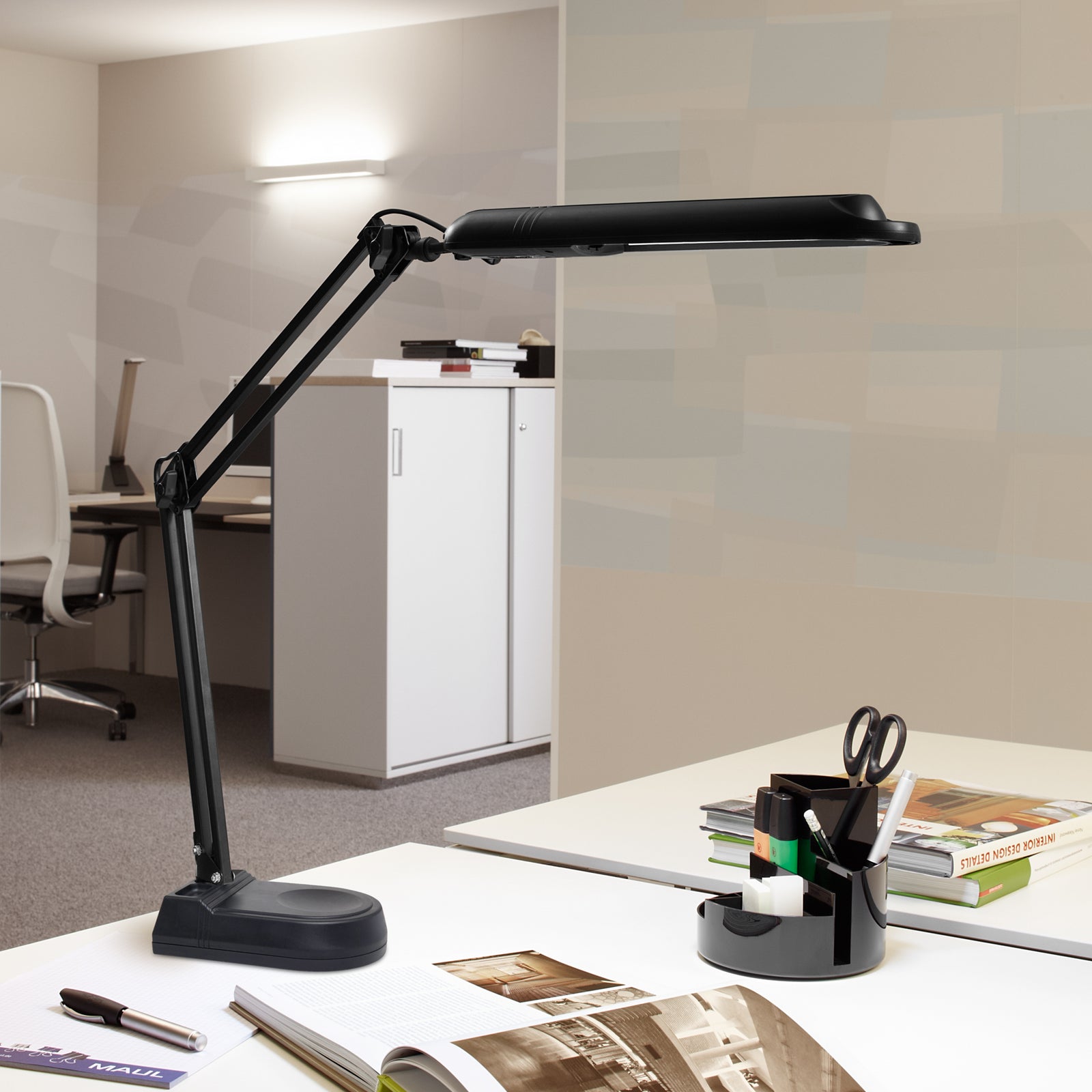 LED skrivebordslampe MAULatlantic svart 41 cm forfra
