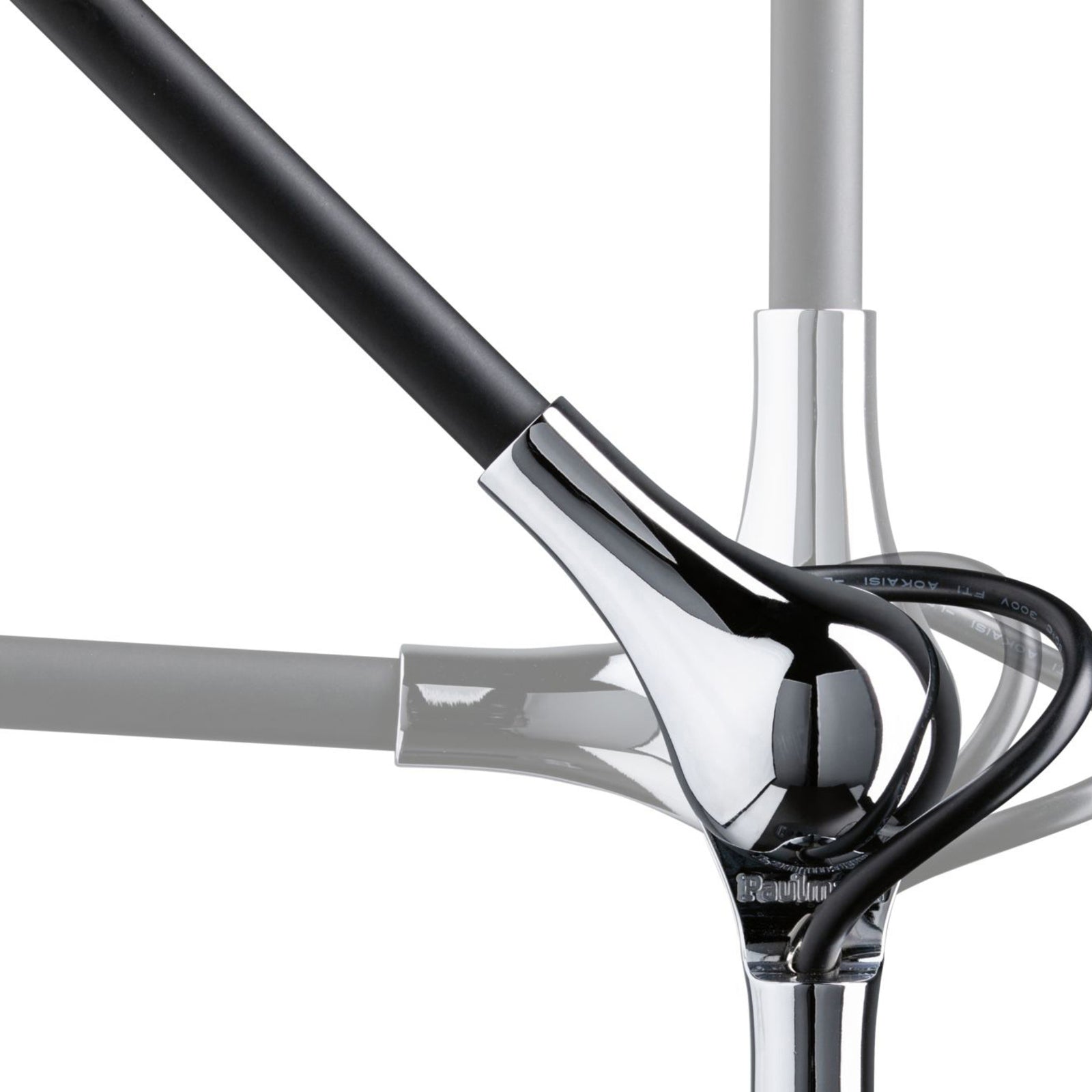 LED skrivebordslampe Numis dimbar CCT med trådløs lading svart i bruk