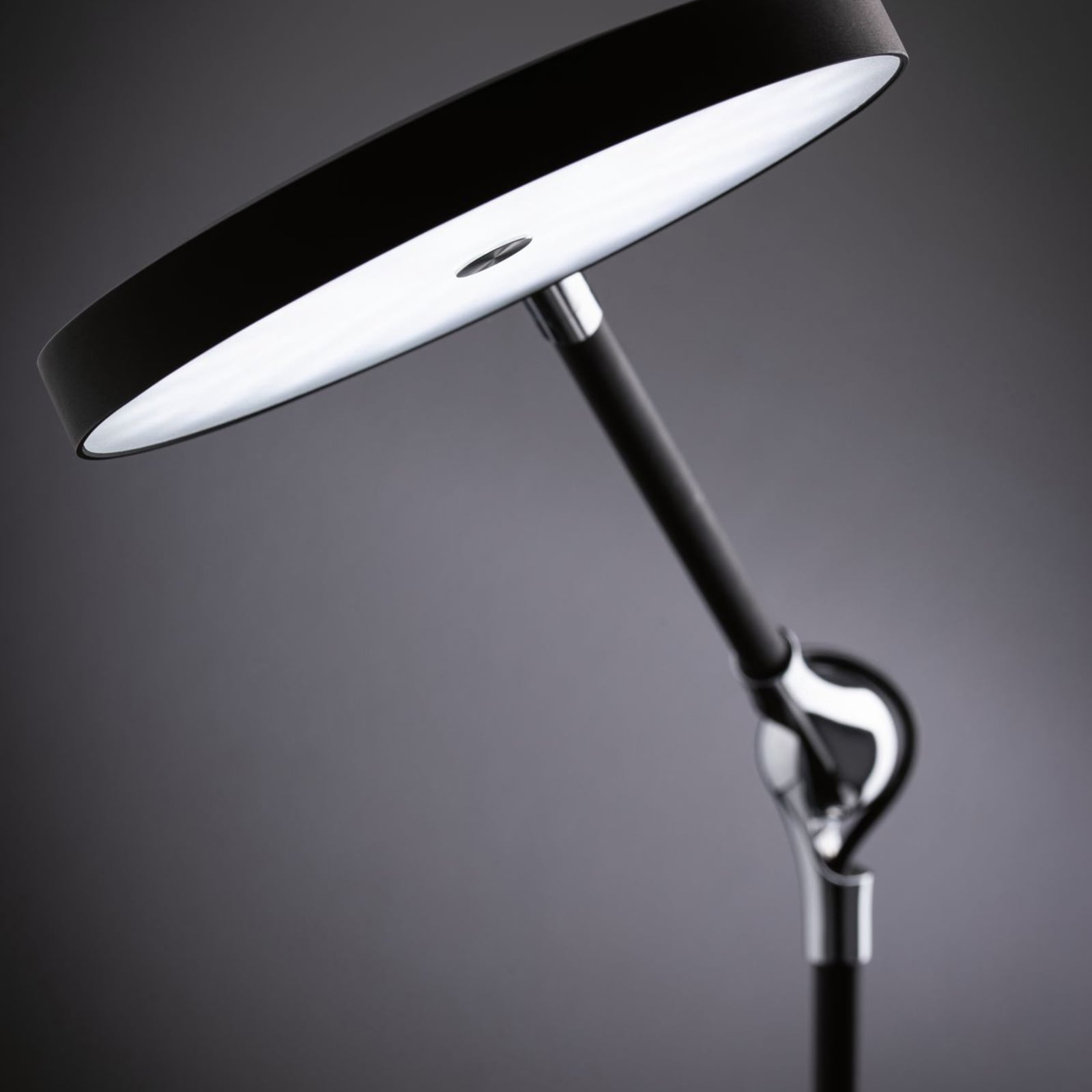 Nærbilde av touch-dimmer på LED skrivebordslampe Numis dimbar CCT med trådløs lading svart