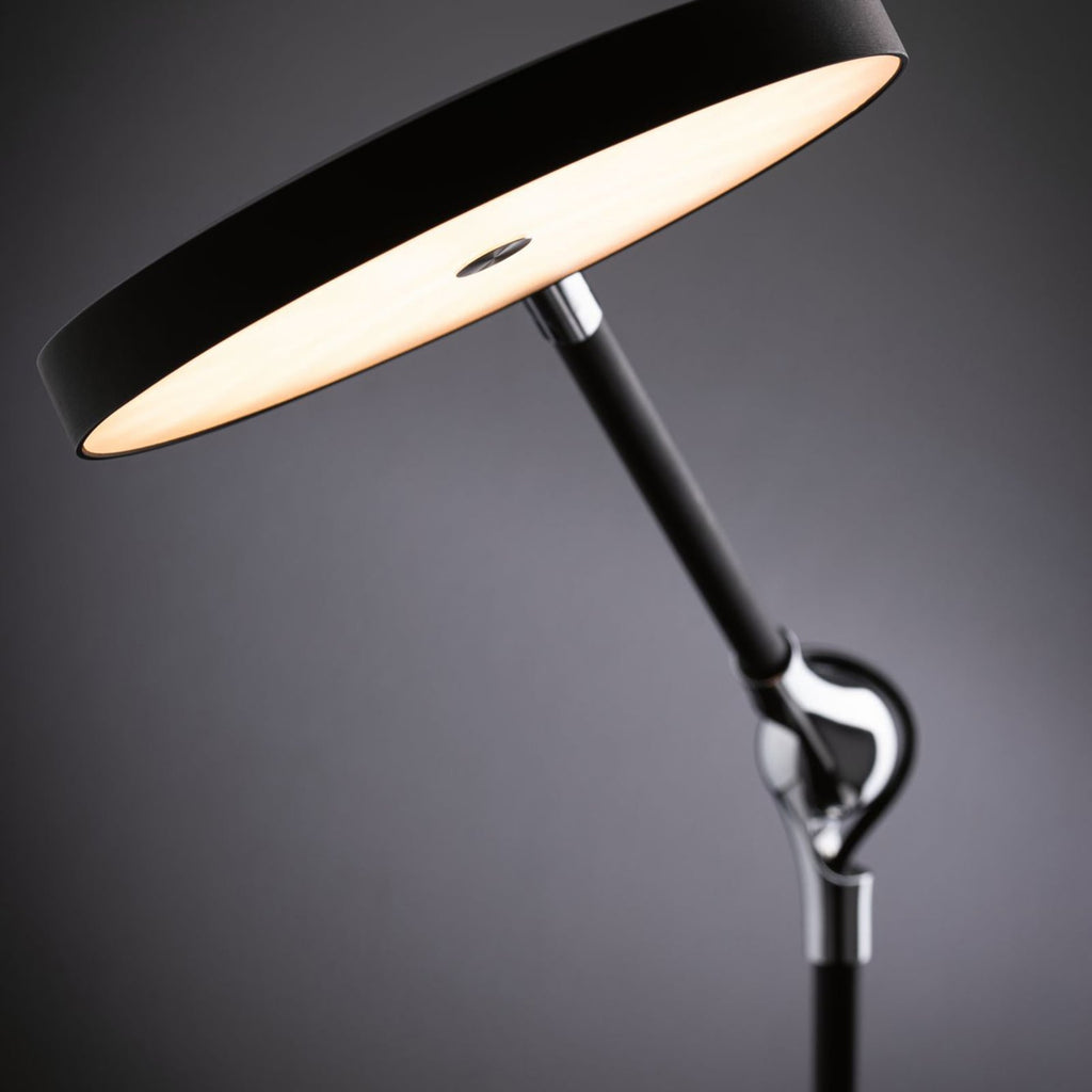 LED skrivebordslampe Numis dimbar CCT med trådløs lading svart justerbare ledd