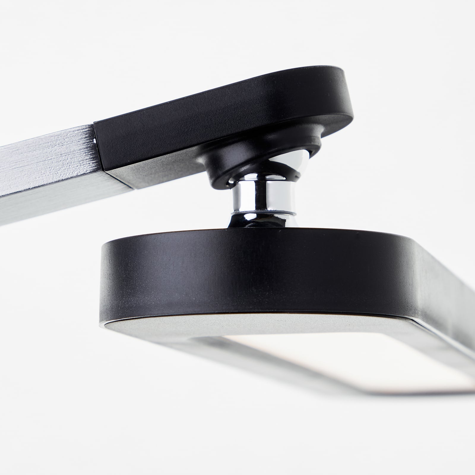LED skrivebordslampe Officehero dimbar CCT svart 10W - Brilliant nærbilde av touch-dimmer
