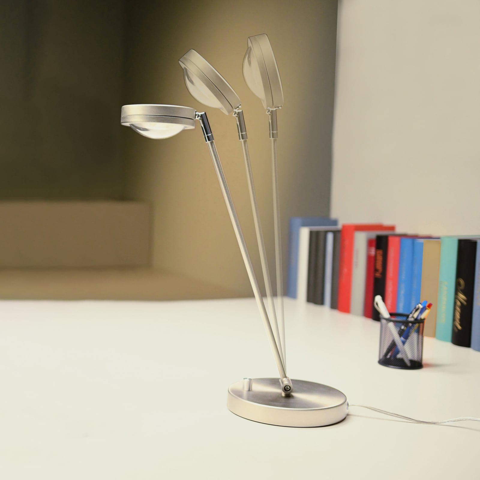 Detalj av LED skrivebordslampe Ottica dimbar titan 7W 2700K