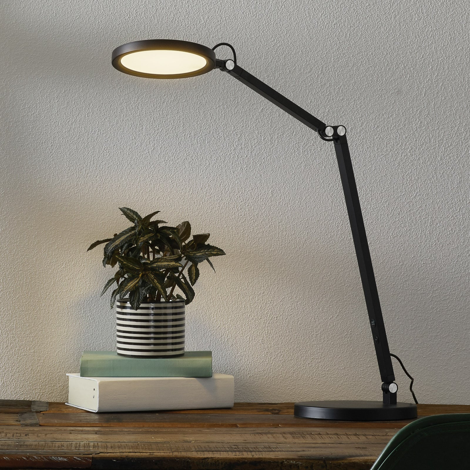 LED skrivebordslampe Regina dimbar svart CCT 80 cm forfra