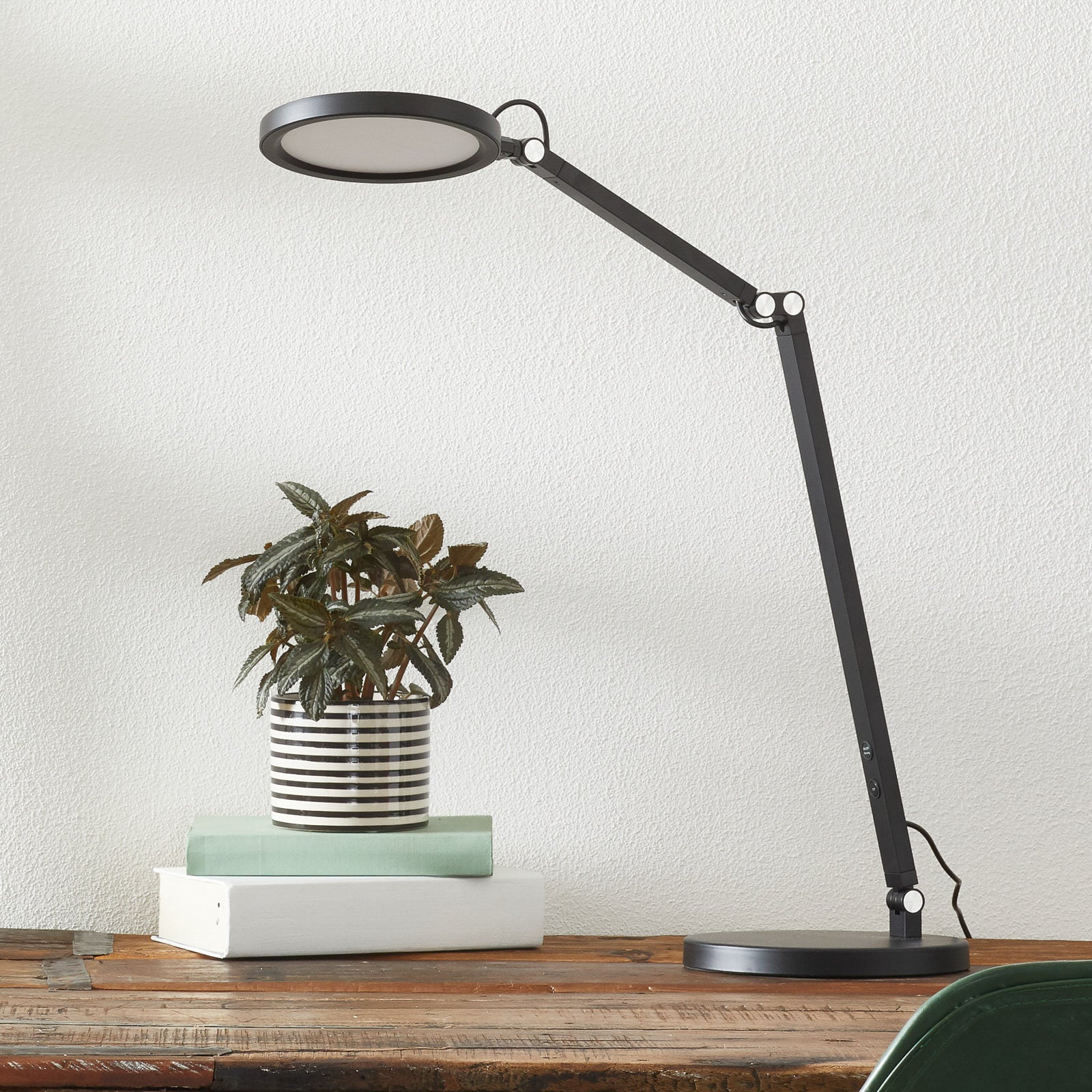 LED skrivebordslampe Regina dimbar svart CCT 80 cm bakside